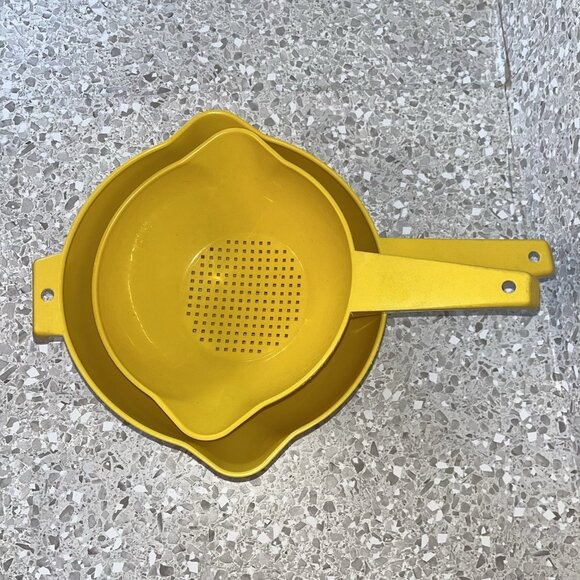 Vintage Tupperware Yellow Colanders Strainers Set 1 Qt #1200-9 and 2 Qt #1523-8 - Picture 9 of 12